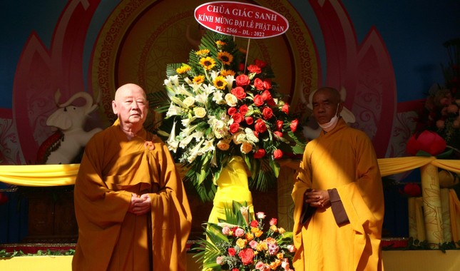 Nhiều lẵng hoa chúc mừng Phật đản của Phật giáo quận 11 Nhiều lẵng hoa chúc mừng Phật đản của Phật giáo quận 11