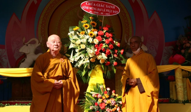 Nhiều lẵng hoa chúc mừng Phật đản của Phật giáo quận 11