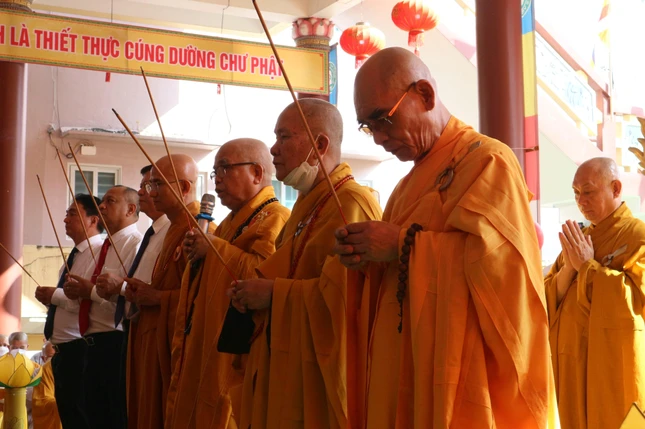 Niêm hương bạch Phật