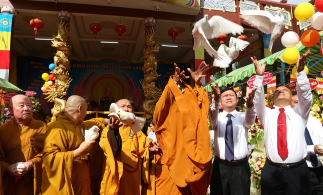 Chư tôn đức và quan khách thả chim bồ câu và bong bóng cầu nguyện hòa bình đến khắp mọi nơi Chư tôn đức và quan khách thả chim bồ câu và bong bóng cầu nguyện hòa bình đến khắp mọi nơi