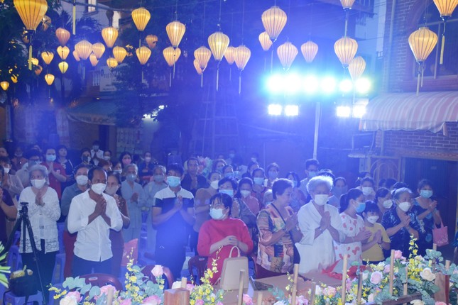 Phật tử cử hành nghi thức mừng Khánh đản trước khi xem văn nghệ