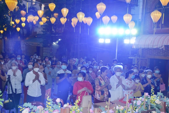 Phật tử cử hành nghi thức mừng Khánh đản trước khi xem văn nghệ Phật tử cử hành nghi thức mừng Khánh đản trước khi xem văn nghệ