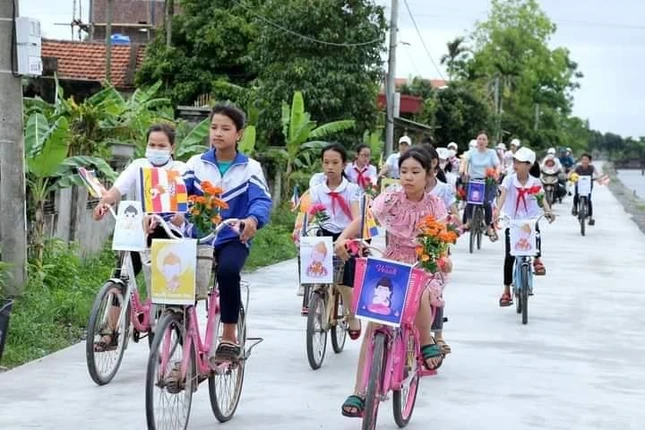 Các em tham gia lễ diễu hành