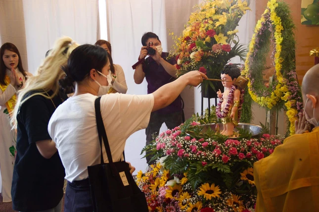 Lễ Mộc dục thu hút sự tham dự của người Nhật tại địa phương