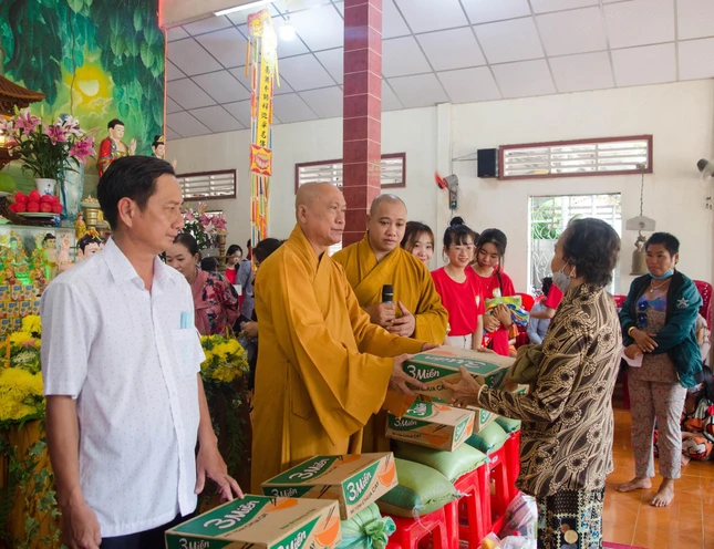 Hòa thượng Thích Quảng Thiện, Chứng minh Ban Trị sự GHPGVN huyện Cái Bè, trụ trì chùa Phước Hội tặng quà đến người dân