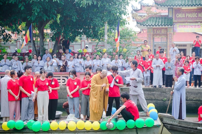 Phóng sanh, chia sẻ yêu thương và góp phần tái tạo dòng sông
