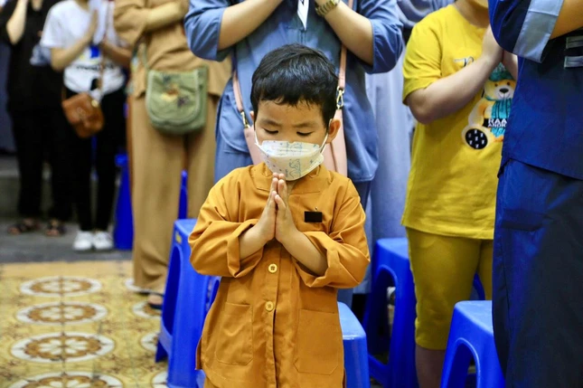Em thơ chờ đến lượt thực hiện nghi lễ Tắm Phật