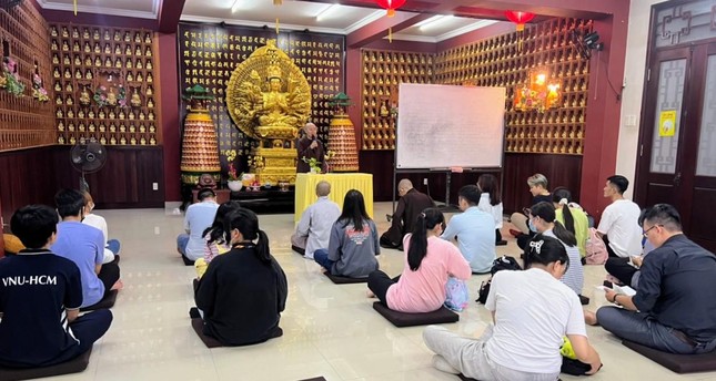 Ni sư Huệ Dâng thuyết giảng về ý nghĩa của thiền trong đời sống Ni sư Huệ Dâng thuyết giảng về ý nghĩa của thiền trong đời sống