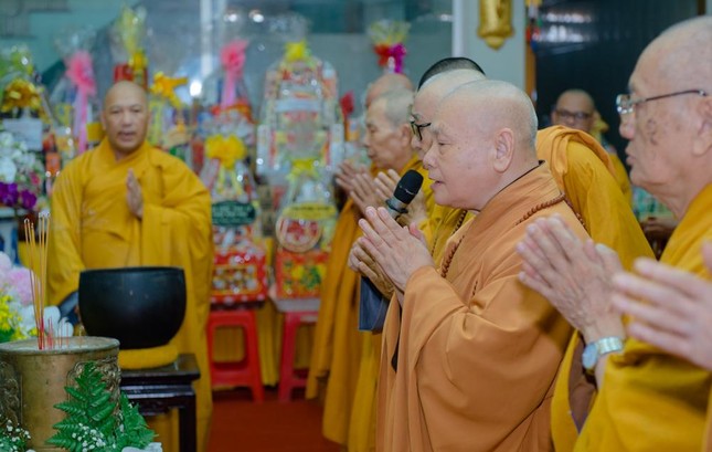 Hòa thượng Chủ tịch Hội đồng Trị sự tri ân công đức của cố Trưởng lão Hòa thượng Hòa thượng Chủ tịch Hội đồng Trị sự tri ân công đức của cố Trưởng lão Hòa thượng