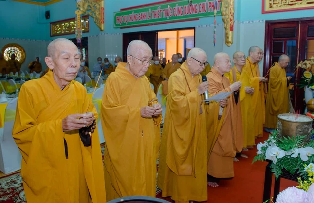 Chư tôn đức niêm hương trước Giác linh đài cố Trưởng lão Hòa thượng Thích Trí Châu Chư tôn đức niêm hương trước Giác linh đài cố Trưởng lão Hòa thượng Thích Trí Châu