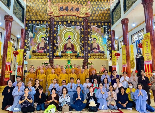 Phái đoàn cúng dường an cư