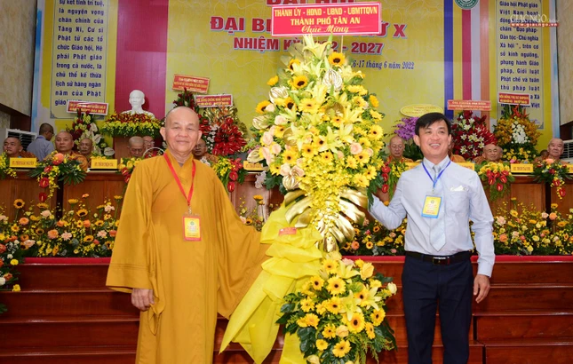 Đại diện lãnh đạo TP.Tân An tặng hoa chúc mừng