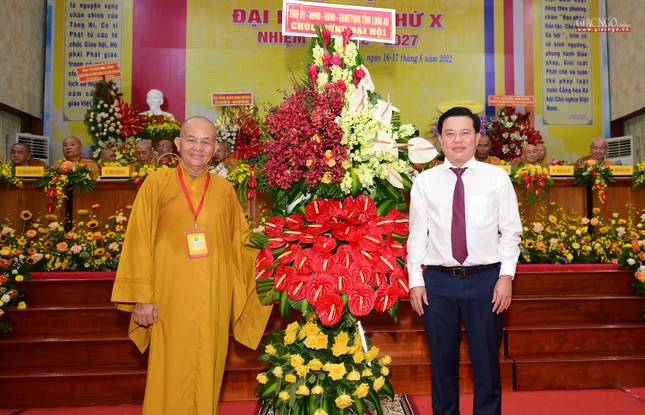 Lãnh đạo Tỉnh ủy Long An tặng hoa chúc mừng đại hội