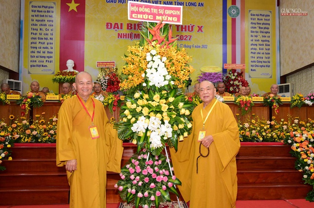 Hòa thượng Thích Thiện Pháp trao tặng lẵng hoa chúc mừng của Hội đồng Trị sự GHPGVN