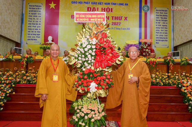 Hòa thượng Thích Minh Thiện đón nhận lẵng hoa chúc mừng của Hội đồng Chứng minh GHPGVN