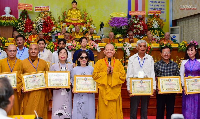 Ban Trị sự Phật giáo tỉnh Long An trao tặng Bằng khen cho các cá nhân có nhiều đóng góp cho hoạt động Phật sự tỉnh nhà