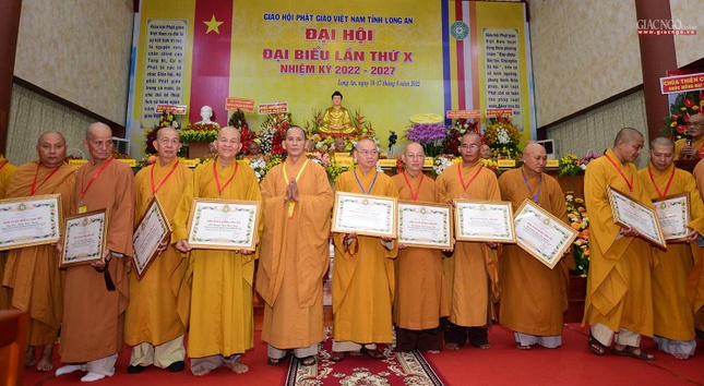 Hoà thượng Thích Thiện Thống, Phó Chủ tịch Hội đồng Trị sự trao bằng khen đến cá nhân, tập thể có thành tích xuất sắc