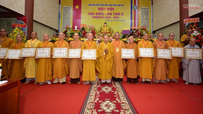 Chư tôn đức Ban Trị sự GHPGVN tỉnh Long An nhận Bằng tuyên dương công đức của GHPGVN