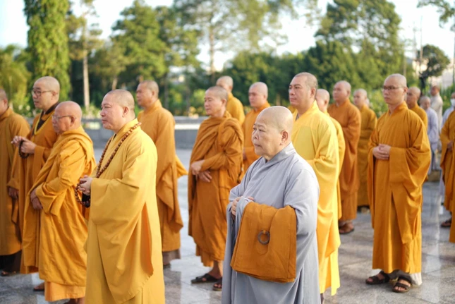 Phút mặc niệm, tưởng nhớ công ơn các bậc tiền nhân, anh hùng liệt sĩ