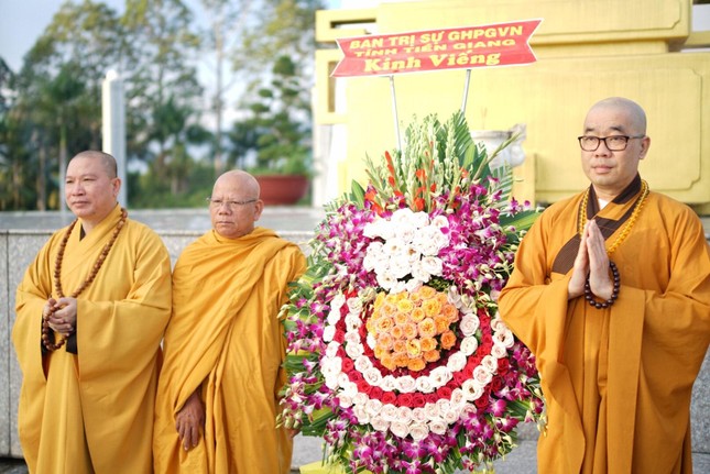 Chư tôn đức Ban Thường trực Ban Trị sự Phật giáo tỉnh Tiền Giang đặt vòng hoa tưởng niệm Chư tôn đức Ban Thường trực Ban Trị sự Phật giáo tỉnh Tiền Giang đặt vòng hoa tưởng niệm