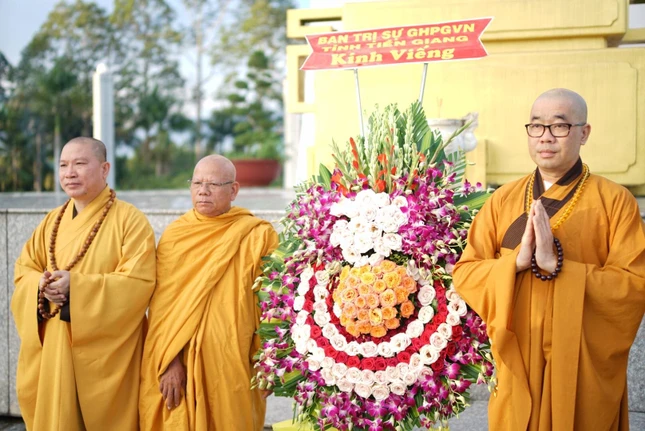 Chư tôn đức Ban Thường trực Ban Trị sự Phật giáo tỉnh Tiền Giang đặt vòng hoa tưởng niệm