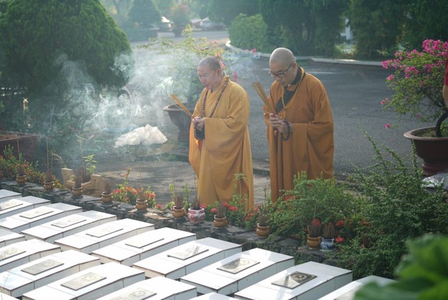 Dâng hương tưởng niệm anh hùng liệt sĩ Dâng hương tưởng niệm anh hùng liệt sĩ