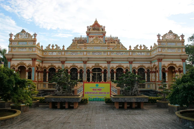 Không gian trước chùa Vĩnh Tràng