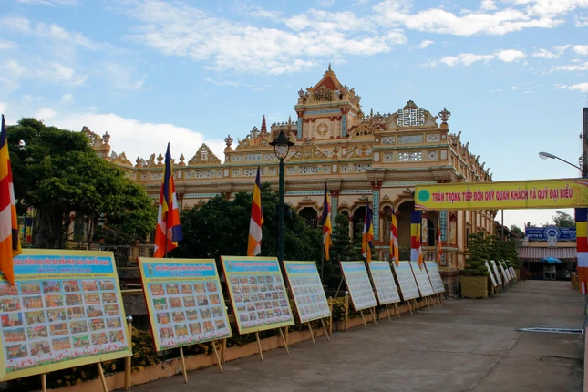 Chùa Vĩnh Tràng - lối vào khu vực diễn ra đại hội được thiết trí rực rỡ