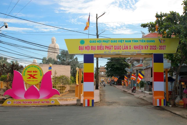 Rực rỡ sắc màu hân hoan chào mừng Đại hội Phật giáo tỉnh lần thứ X