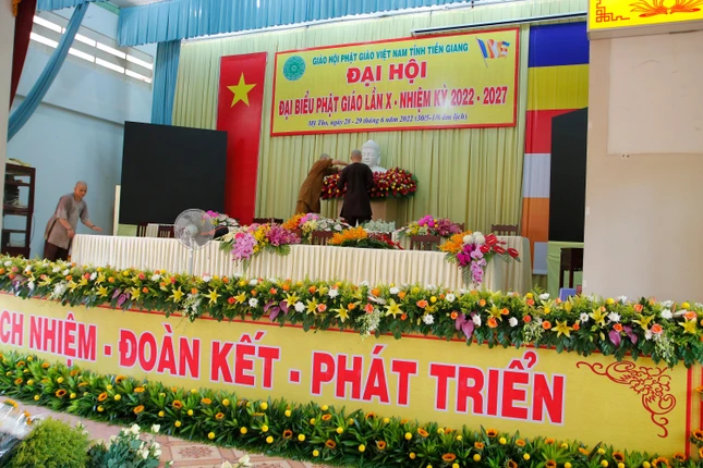 Tất cả đang hoàn tất khâu cuối cùng cho phiên trù bị đại hội diễn ra sáng mai, 28-6