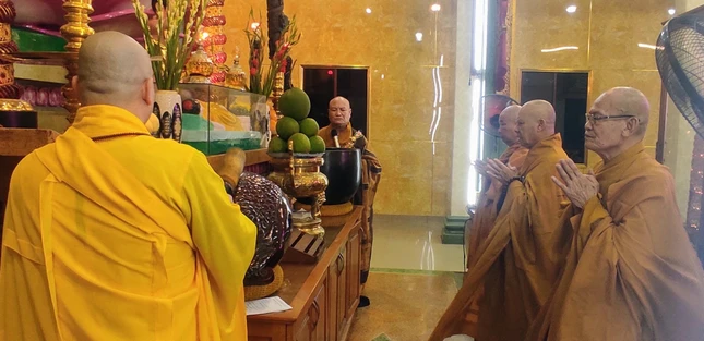 Chư tôn đức thành kính đảnh lễ Tam bảo