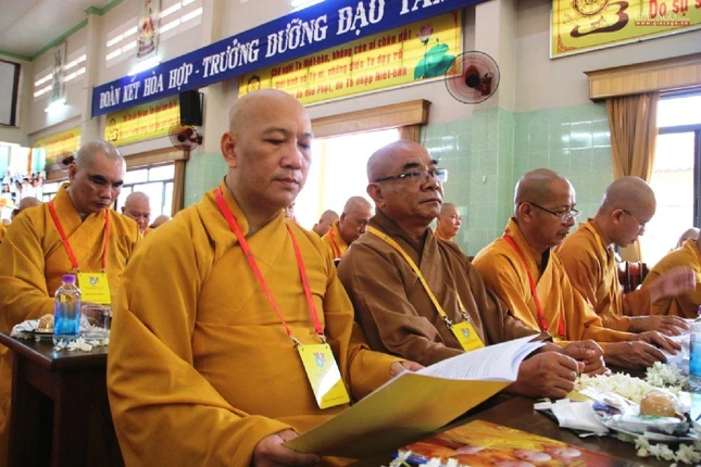 Chư tôn đức đọc văn kiện