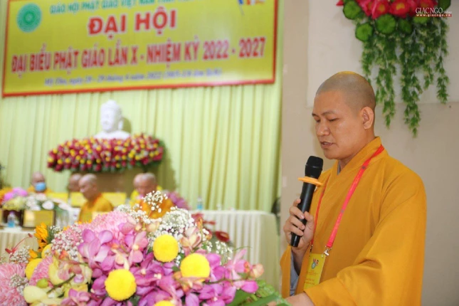 Đại đức Thích Đức Minh đọc tham luận của Ban Giáo dục Phật giáo tỉnh Tiền Giang