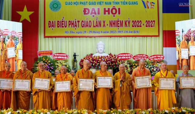 Chư tôn đức Ban Trị sự GHPGVN tỉnh Tiền Giang nhận Bằng tuyên dương công đức của GHPGVN