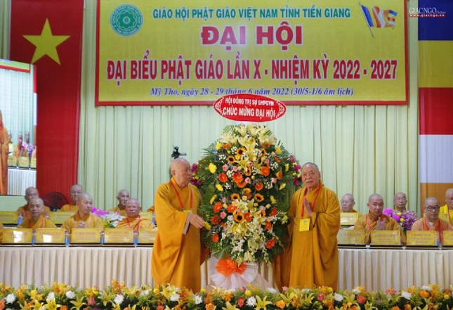 Hòa thượng Thích Thiện Pháp trao tặng lẵng hoa chúc mừng của Hội đồng Trị sự GHPGVN