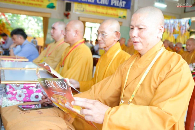 Chư tôn đức đại biểu đọc báo Giác Ngộ tại đại hội