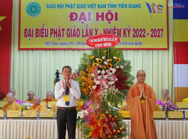 Ông Võ Văn Thiện, đại diện Ủy ban Trung ương MTTQVN chúc mừng