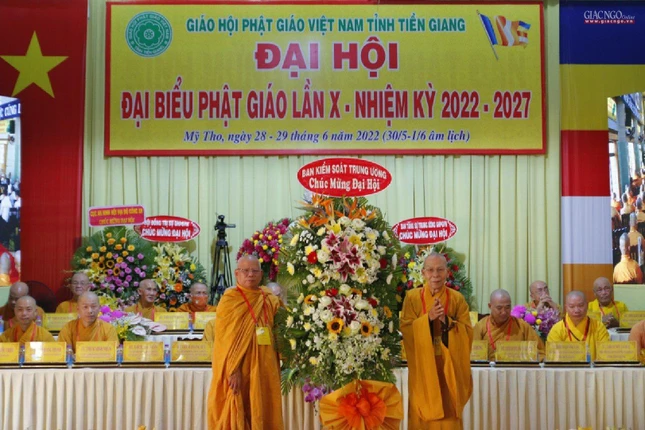 Lẵng hoa chúc mừng của Ban Kiểm soát Trung ương