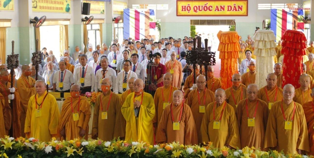 Chư tôn đức thực hiện nghi thức chào Quốc kỳ, Đạo kỳ