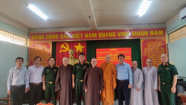 Chư tôn đức và đại diện Bộ Tư lệnh, chính quyền sở tại tại buổi ký kết Chư tôn đức và đại diện Bộ Tư lệnh, chính quyền sở tại tại buổi ký kết