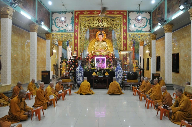 Chư Tăng tụng kinh tại chánh điện chùa Tuyền Lâm