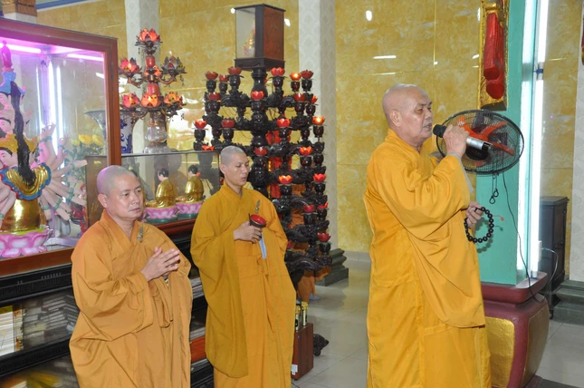 Chư Tăng trong thời cúng ngọ trưa