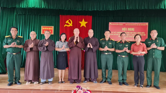 Tại buổi lễ, hai bên đã thực hiện ký kết nội dung liên quan công tác quốc phòng, an sinh xã hội