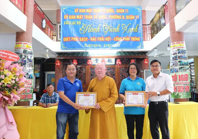 Thượng tọa Thích Duy Trấn và thành viên Câu Lạc bộ Hành Trình Xanh chùa Liên Hoa nhận được nhiều bằng khen, sự ghi nhận của chính quyền quận 11 và phường 8 sở tại