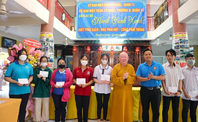 65 suất học bổng, trị giá 49,5 triệu đồng đã được Chủ nhiệm Câu lạc bộ trao trong dịp này 65 suất học bổng, trị giá 49,5 triệu đồng đã được Chủ nhiệm Câu lạc bộ trao trong dịp này