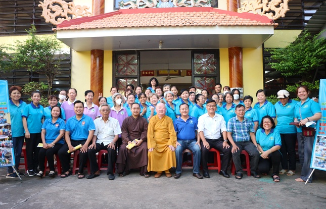 Câu Lạc bộ Hành Trình Xanh chùa Liên Hoa lưu niệm nhân kỷ niệm 6 năm ngày thành lập Câu Lạc bộ Hành Trình Xanh chùa Liên Hoa lưu niệm nhân kỷ niệm 6 năm ngày thành lập