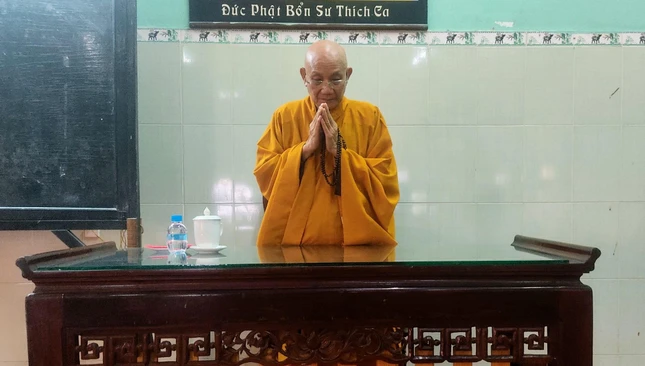 Hòa thượng Thích Minh Thông niệm Phật cầu gia bị trước khi bắt đầu buổi thuyết giảng