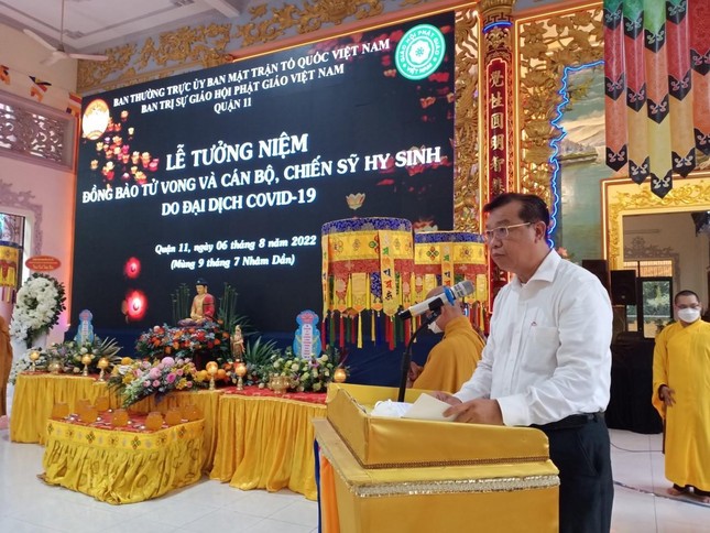 Ông Đào Thanh Long, Chủ tịch Ủy ban MTTQVN quận 11 chia sẻ nỗi đau với gia đình có người thân mất do dịch Covid-19