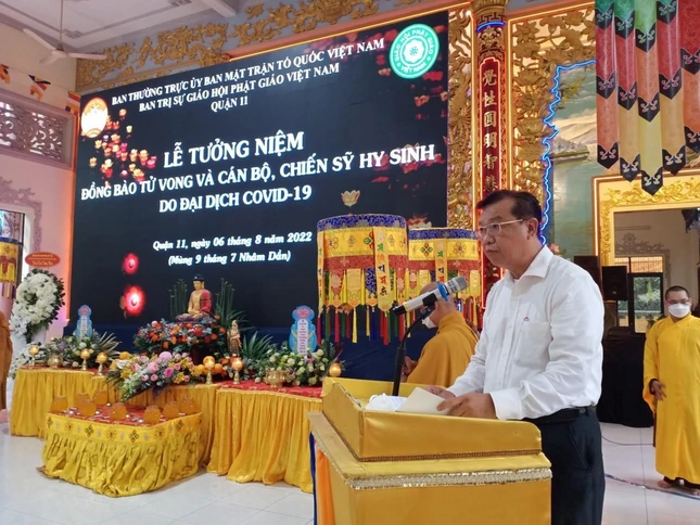 Ông Đào Thanh Long, Chủ tịch Ủy ban MTTQVN quận 11 chia sẻ nỗi đau với gia đình có người thân mất do dịch Covid-19