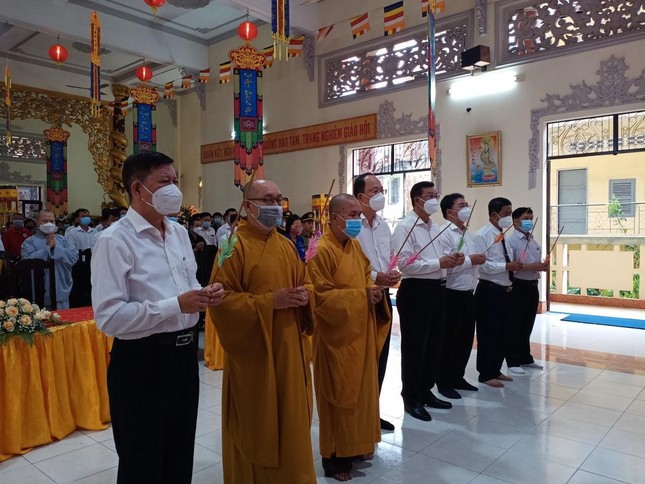 Ban Trị sự GHPGVN quận 11 cùng các vị lãnh đạo Thành ủy, Quận ủy, Mặt trận thực hiện nghi thức niêm hương tưởng niệm